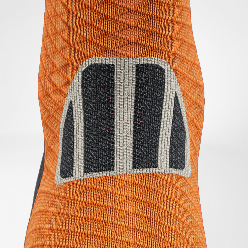 Detailed view of the Achilles' area of ​​the gray -orange trail run - running socks
