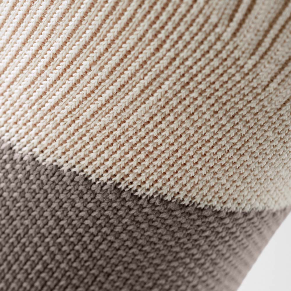 Macro shot of the knitted fabric of the Outdoor Compression Ankle Support in sandstone. The breathable and elastic material provides targeted support and lasting comfort while hiking.