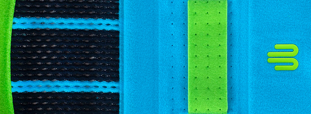 Detailed view of a flat lying back bandage with a view of the atmosphere and the closure