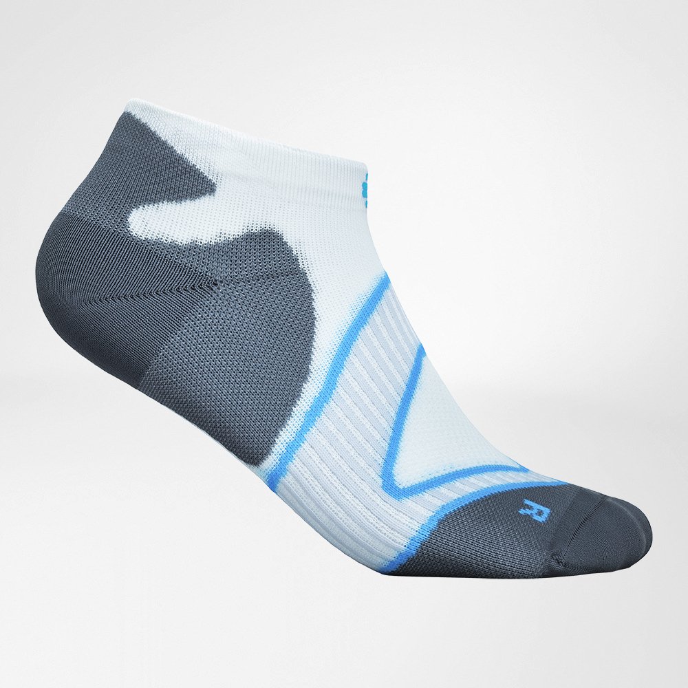 Lateral complete view of the white-blue short running socks