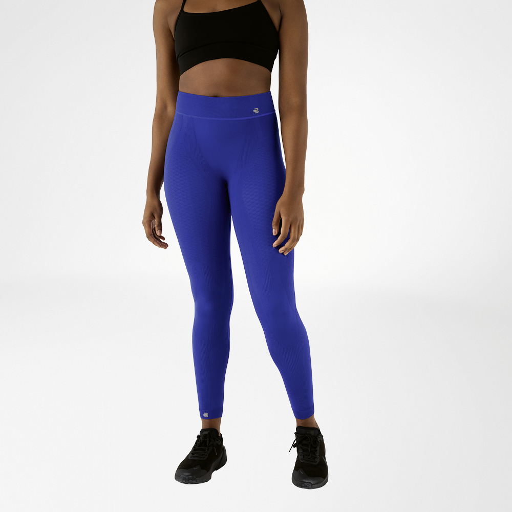 Sports outfit for women with navy blue compression leggings in high waist A woman in a black sports bra and navy blue, ankle-length high-waisted sports tights