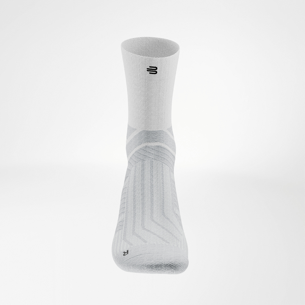 Front view of the white Run Performance Midcut Sock. The sock features a subtle pattern on the instep and the black Bauerfeind logo on the shaft. The structure supports the foot during running and ensures stability.