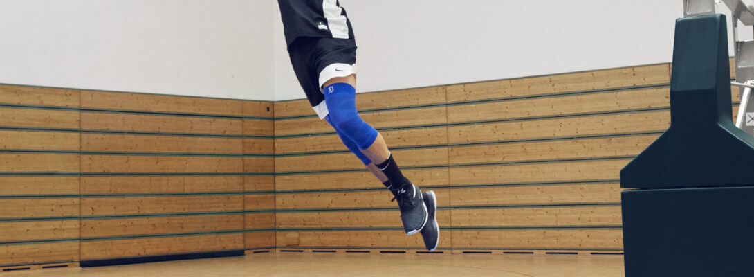 Fly high! Basic player in the jump is wearing an NBA Knee Sleeve Mavericks