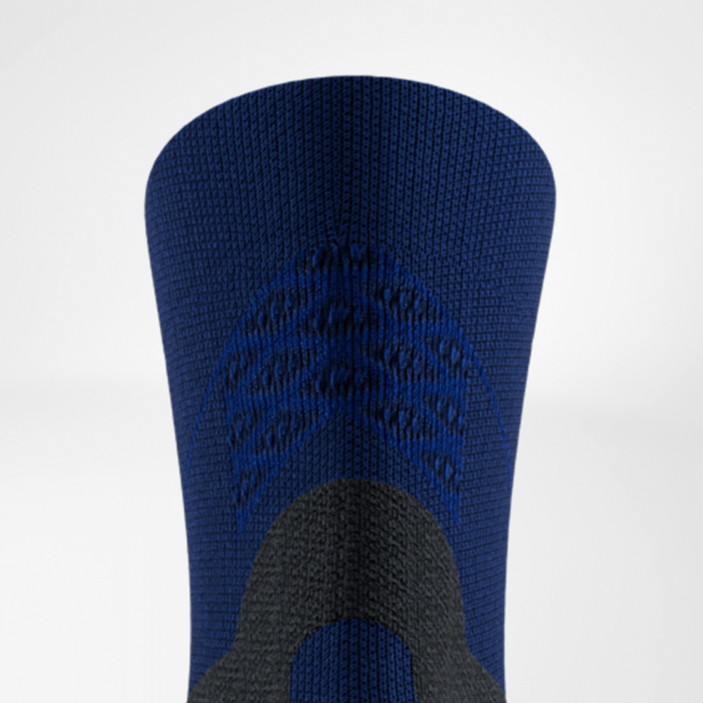 Detailed view of the Run Performance Midcut Socks in navy with black section. The integrated 3D-dots on the cuff are clearly visible, providing targeted ventilation and stability.