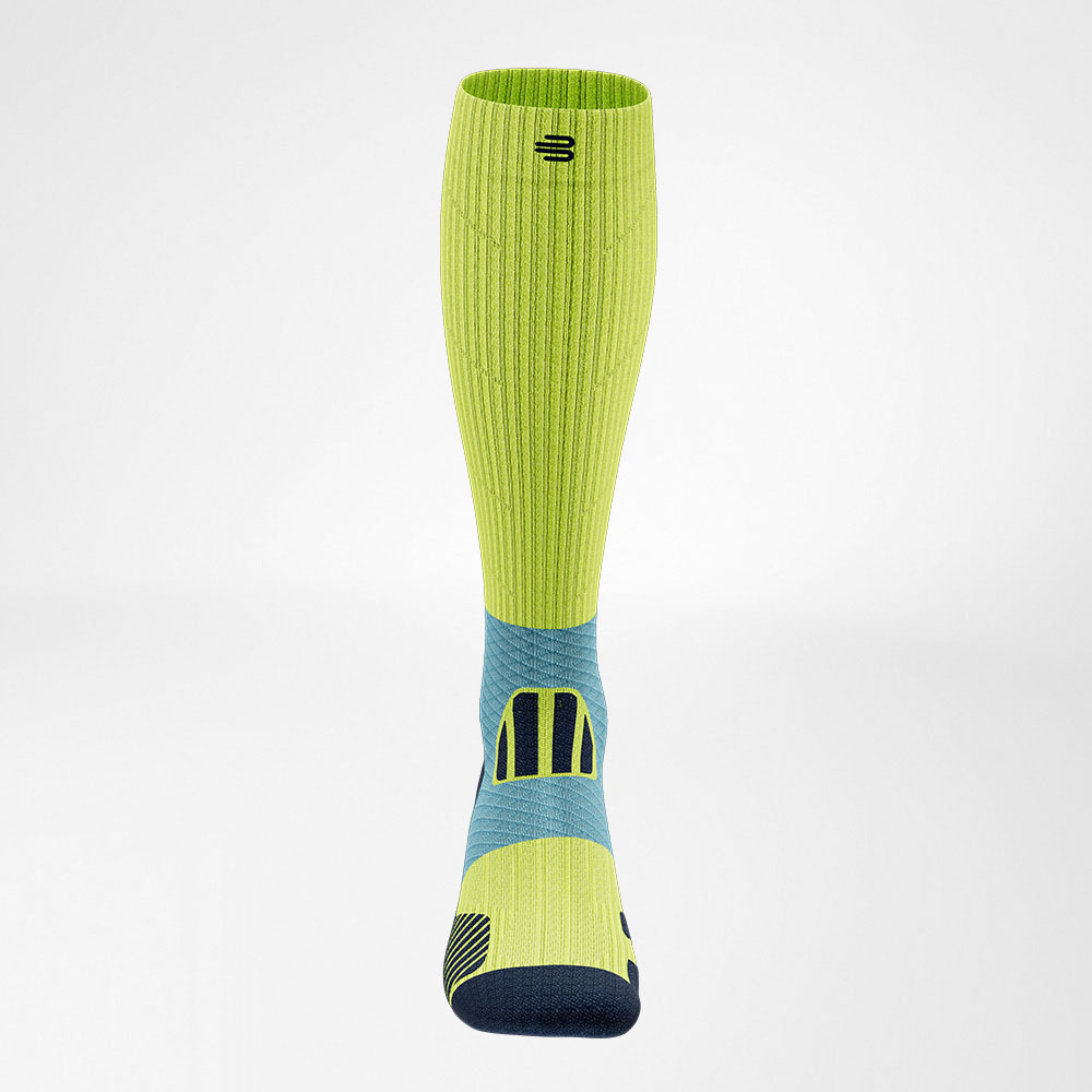 Trailrun running socks blue-yellow front view The front view of the blue -yellow trail run - running socks