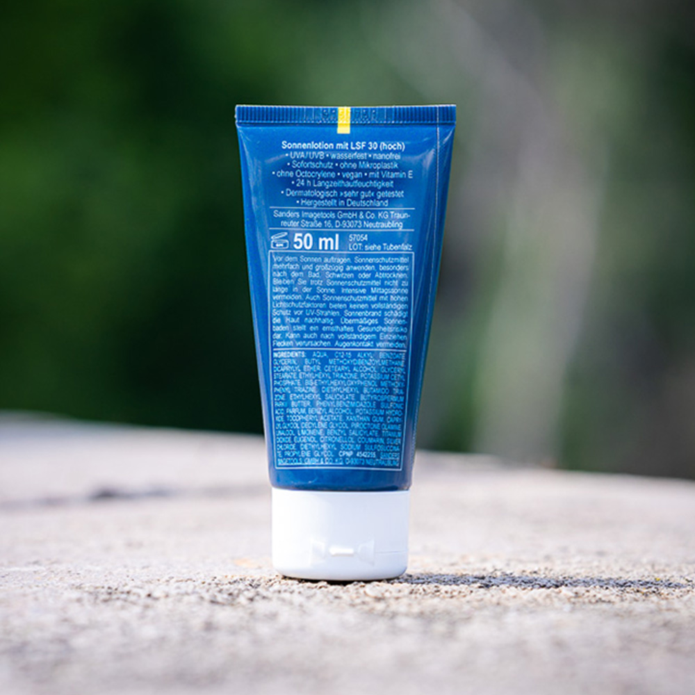 The image shows the back view of a 50 ml tube of Bauerfeind Sports sunscreen with SPF 30. The packaging text indicates that the sunscreen is waterproof, vegan, microplastic-free, and dermatologically tested.