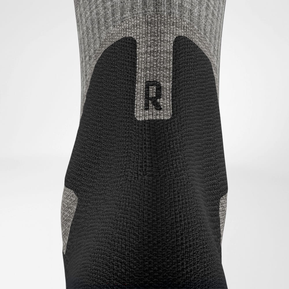 Merino hiking socks dark gray detail Achilles Comfort Detailed view of the Achilles' area of the merino hiking socks in light gray