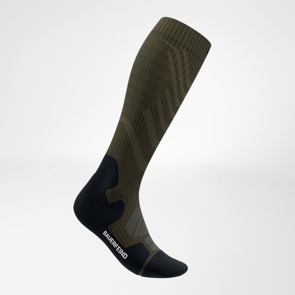 Merino hiking socks dark green side view Side view of the merino hiking socks in dark green