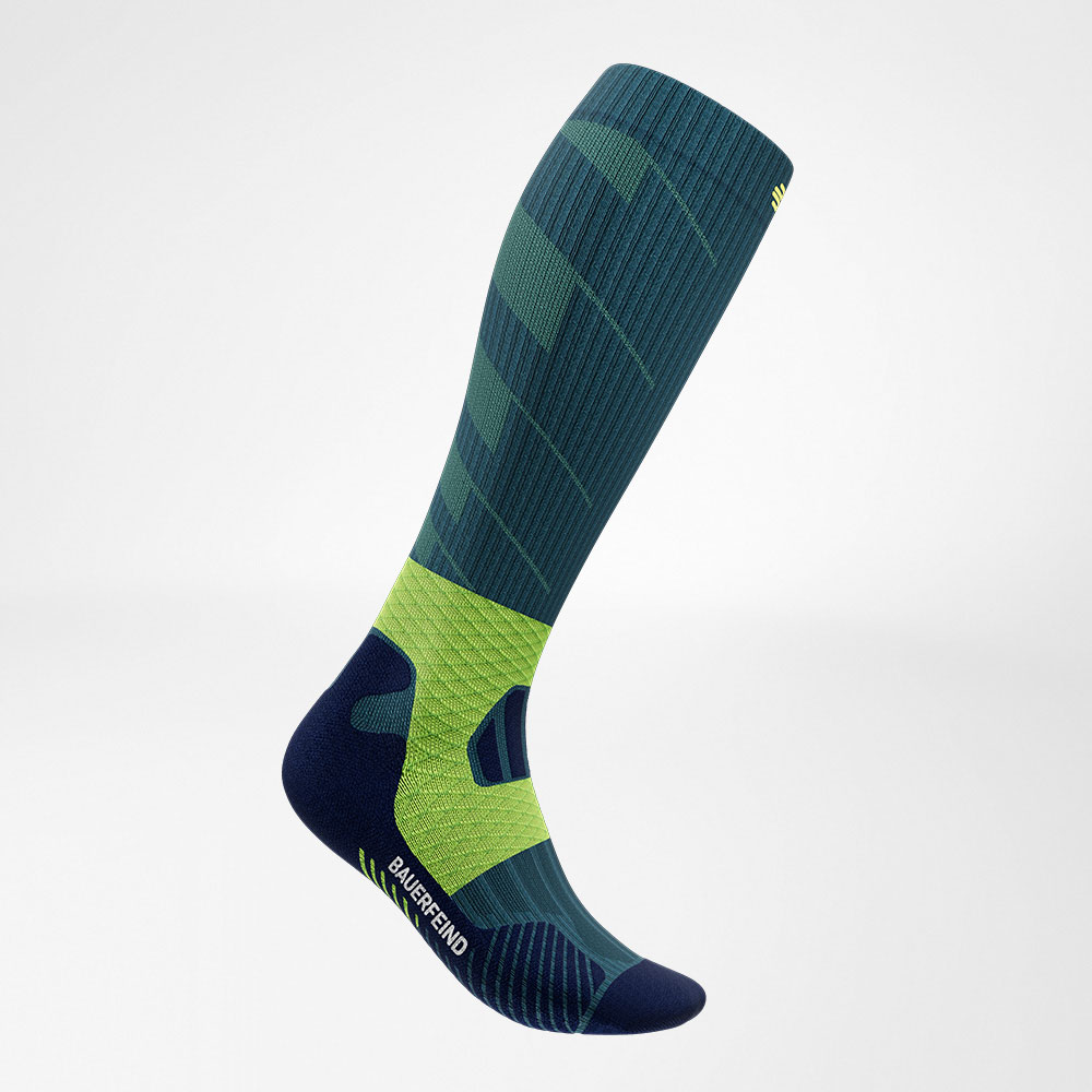Trailrun running socks blue-green front view diagonally Lateral front view of the blue -green trail run - running socks
