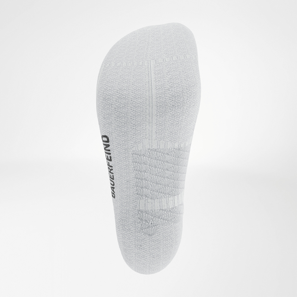 Rear view of the Run Performance Midcut Socks in black with red details. The sole features a functional knit structure, with the Bauerfeind logo visible on the side.