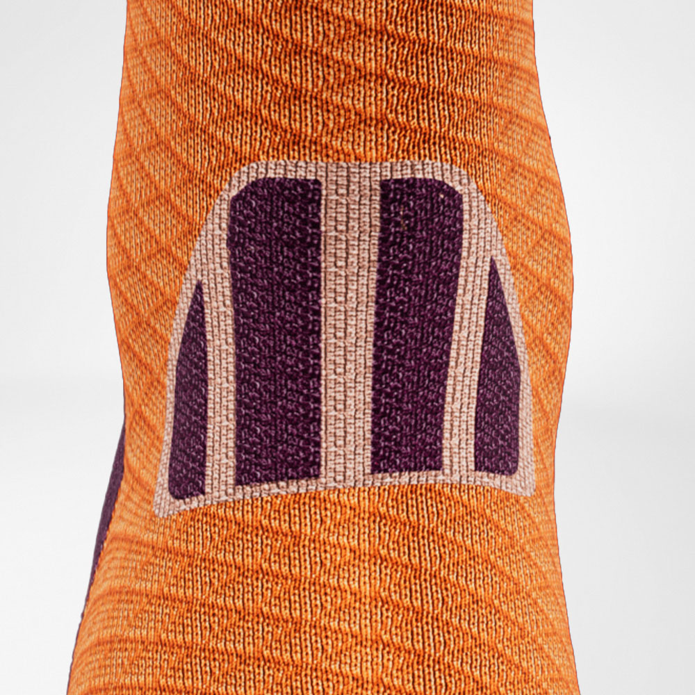Detailed view of the Achilles marriage area of ​​the purple -orange trail run - running socks