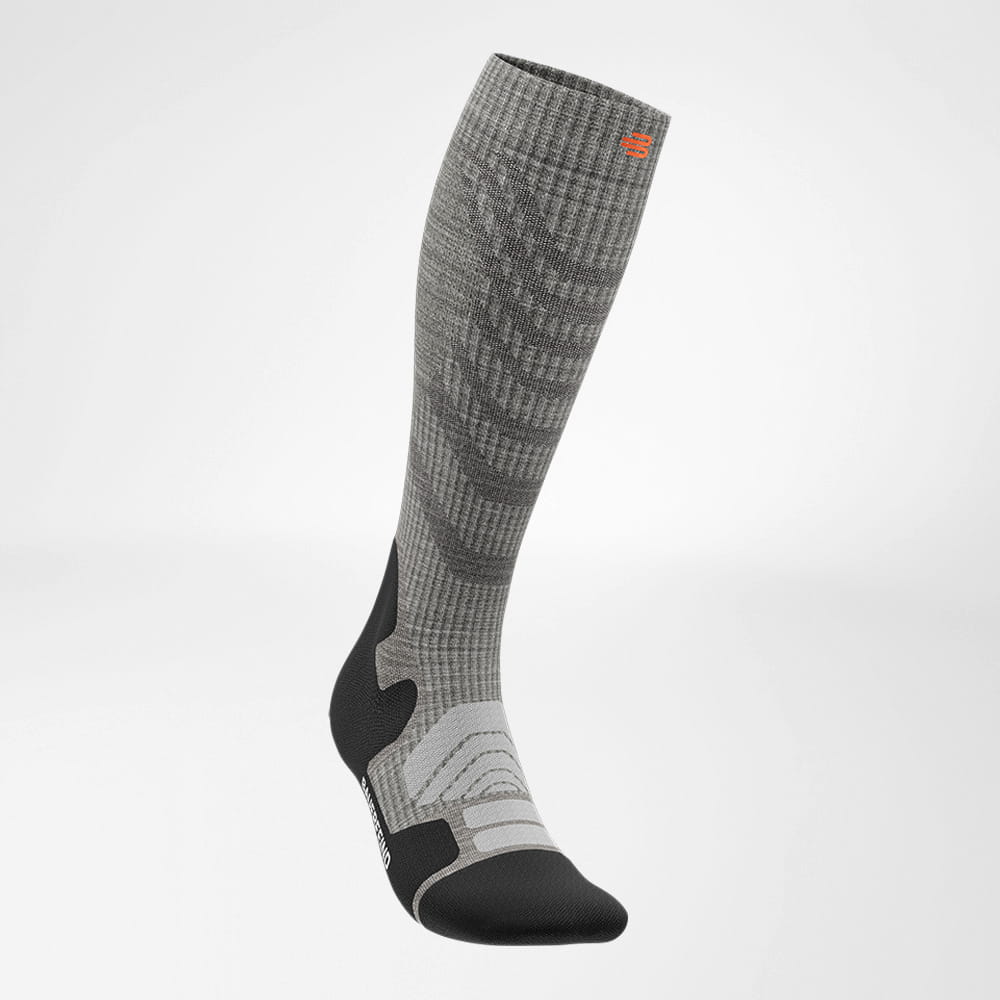 Merino hiking socks light gray front view diagonally Lateral front view of the merino hiking socks in light gray