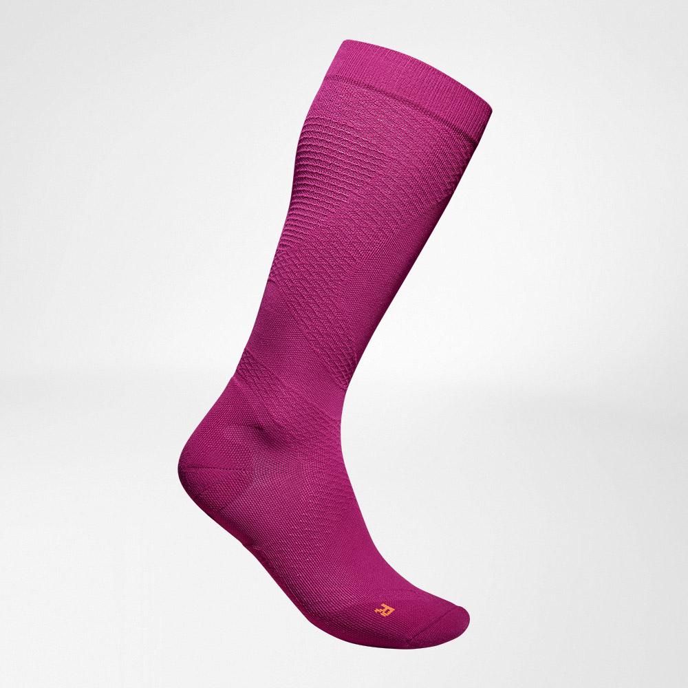 Compression socks Sport Ultralight Berry side view Lateral complete view of the berry -colored airy knitted compression socks to run