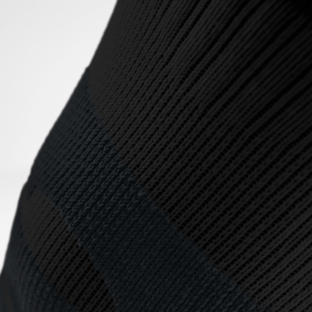 Close-up of the black knee support from the back, worn on thigh and knee. The breathable knit adapts tightly to the muscles, providing support during outdoor activities.