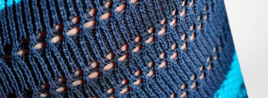 Detailed view of the breathable knitting in the knee of the knee wire for sport