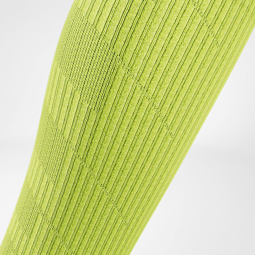 Trailrun running socks blue-yellow detail compression zones Detailed view of the calf area of the blue -yellow trail run - running socks
