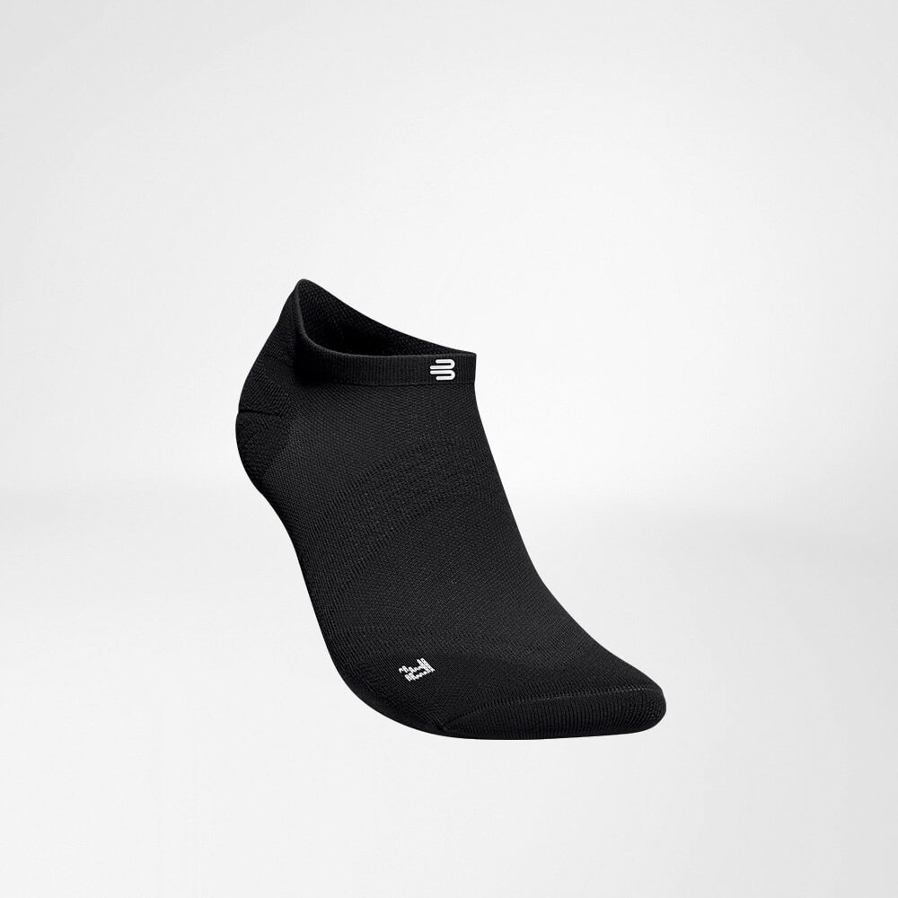 Kurze Sportsocken ultraleicht black Vorderansicht schräg Seitliche Vorderansicht der schwarzen kurzen leichten Laufsocke