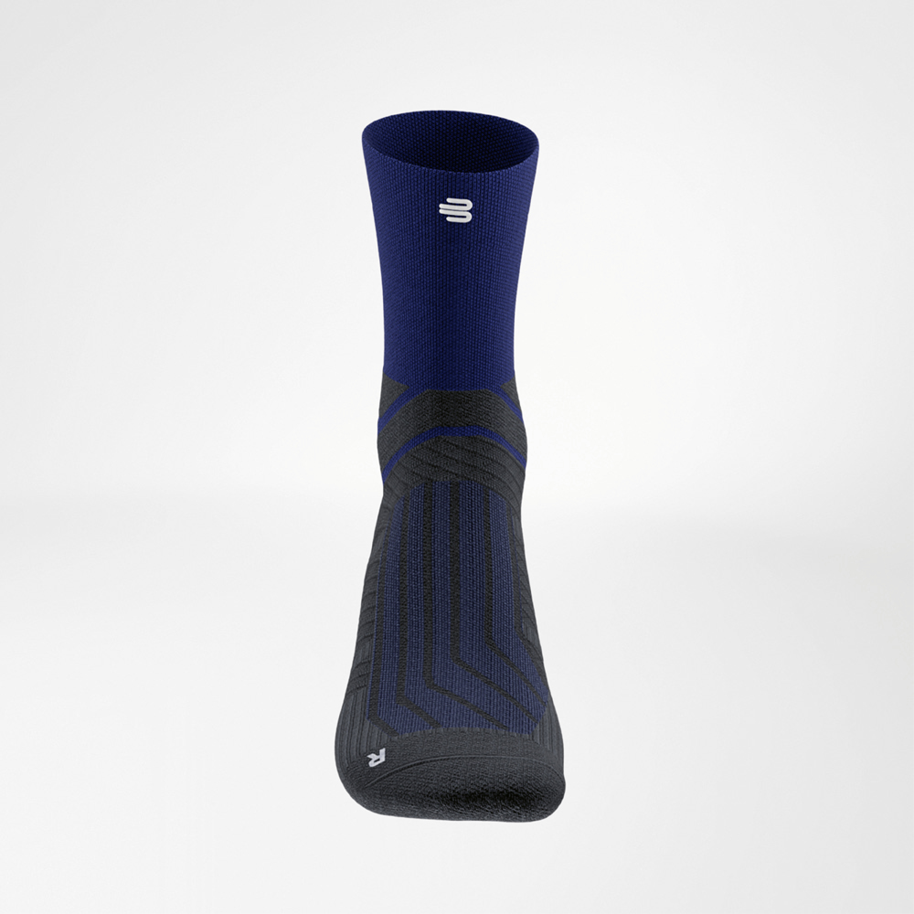 Front view of the Run Performance Midcut Socks in blue, with a black foot section and targeted functional zones for support and comfort while running.