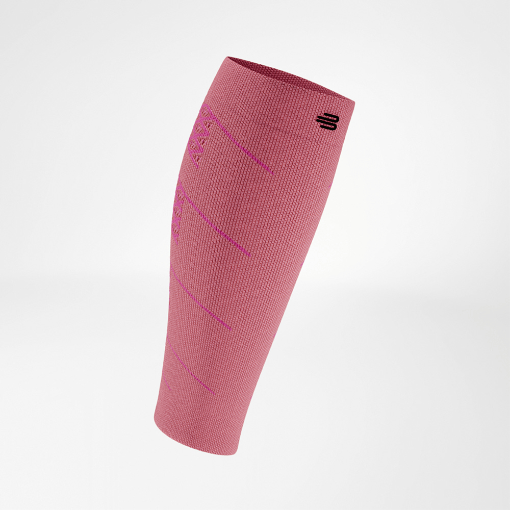 Detailed view of a red run performance compression sleeve for the calf. The seamless, elastic fabric with integrated functional zones is clearly visible.