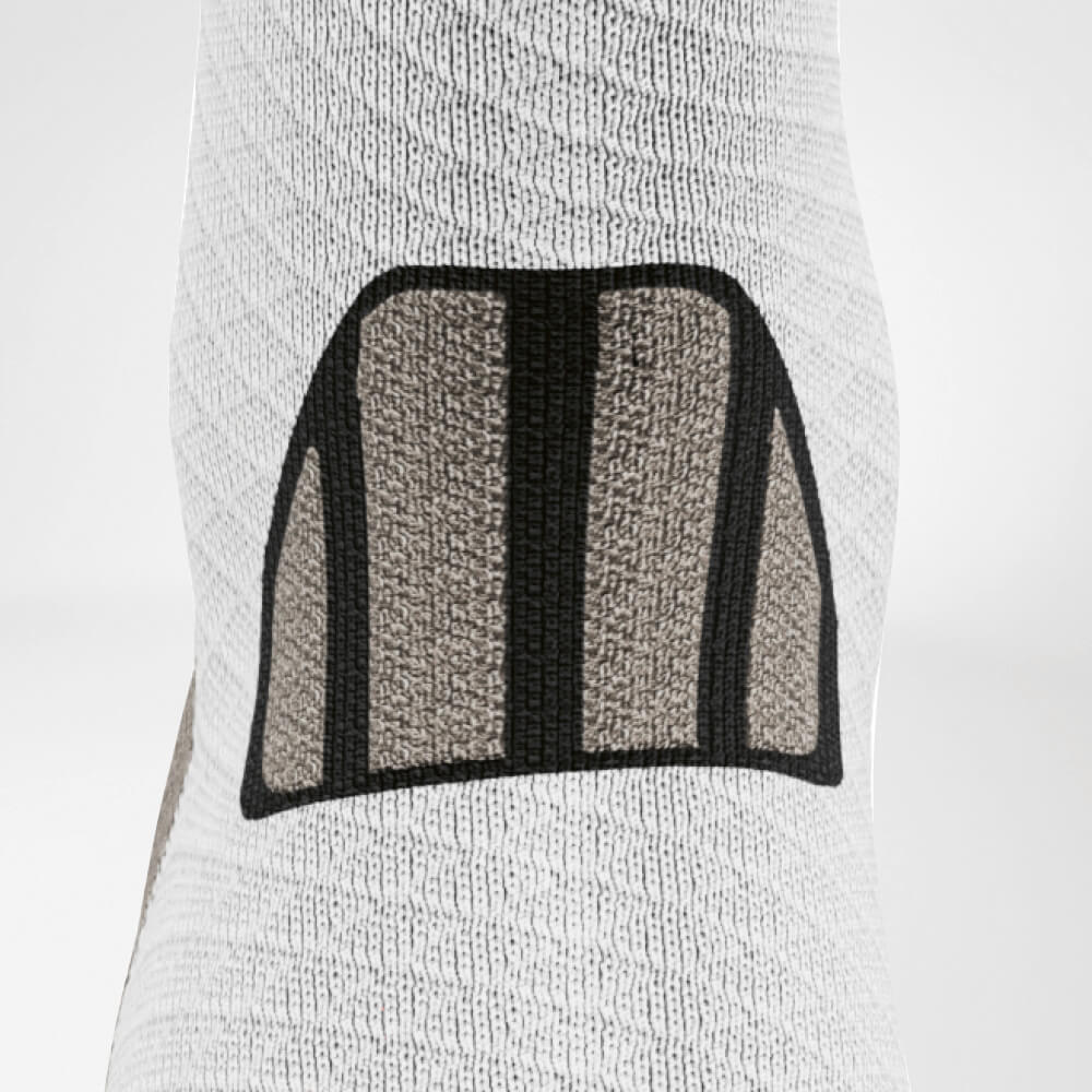 Detailed view of the Achilles marriage area of ​​the gray -white trail run - running socks