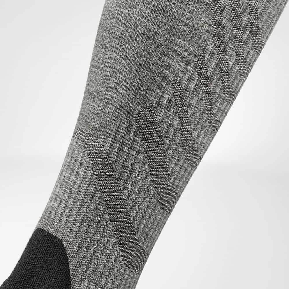 Merino hiking socks light gray detail compression zones Detailed view of the calf area of the merino hiking socks in light gray