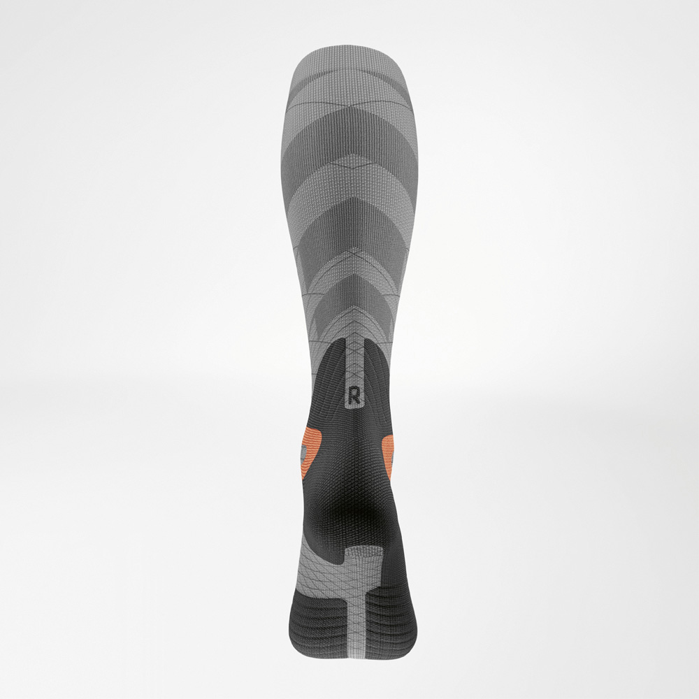 Rear view with stabilizing shaft design Rear view of the women's ski compression sock, featuring a stabilizing shaft design and anatomically marked right/left indicator.