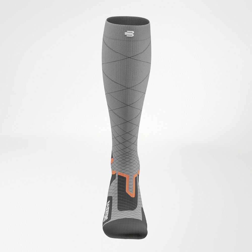 Frontal view of the women's ski performance sock Frontal view of the grey women's ski performance sock with functional compression zones and centered Bauerfeind logo.