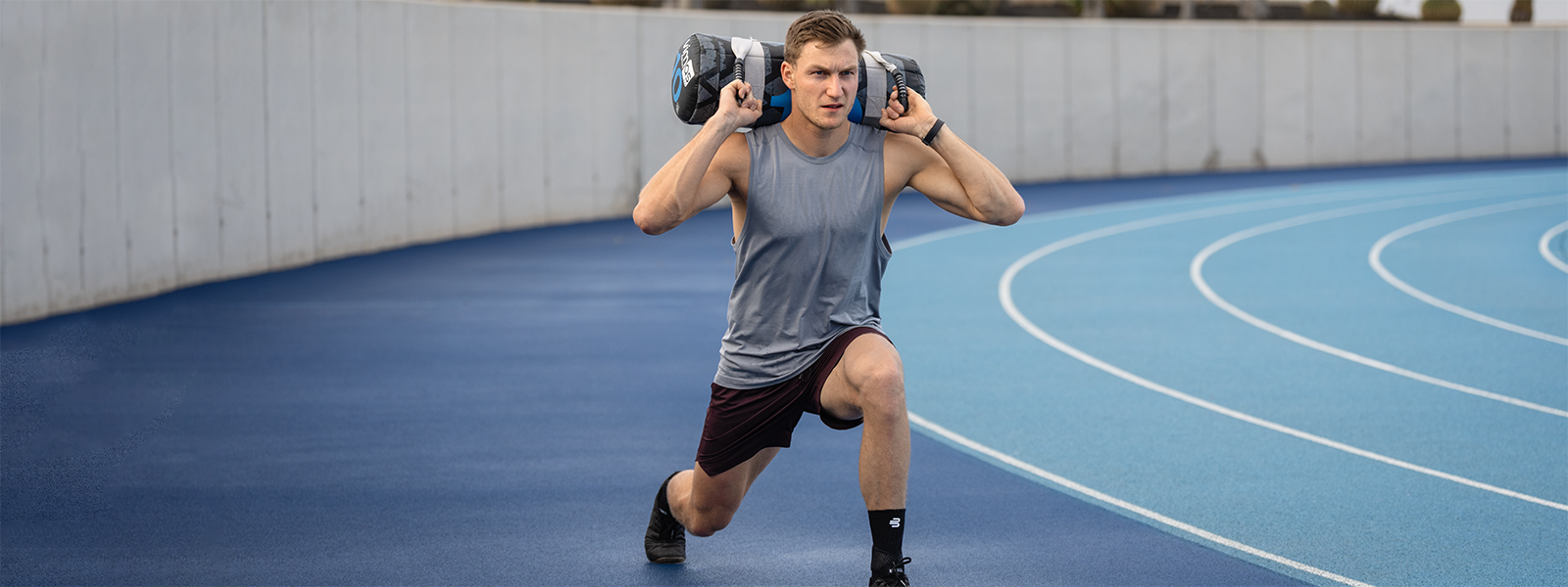Thomas Röhler makes Squats on a weight on a weight on his back and an ankle bandage on the foot