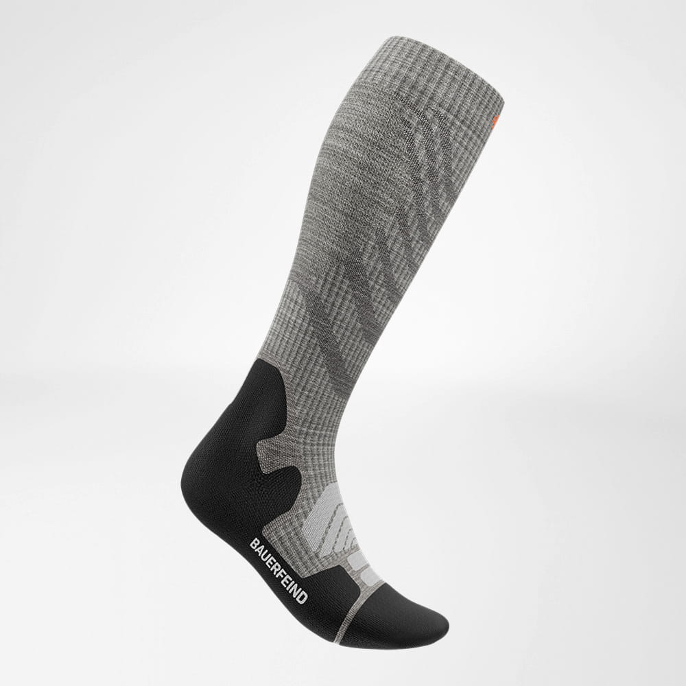 Merino hiking socks light gray side view Side view of the merino hiking socks in light gray