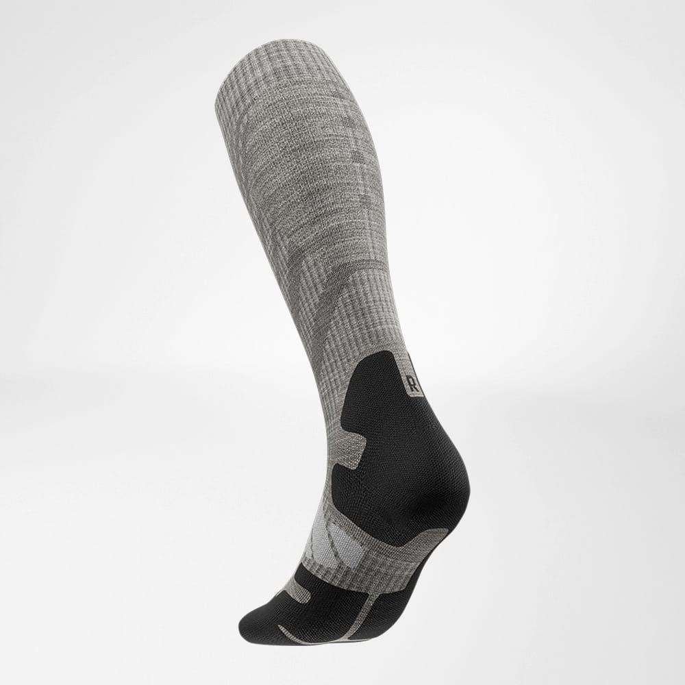 Merino hiking socks light gray rear view diagonally Lateral back view of the merino hiking socks in light gray