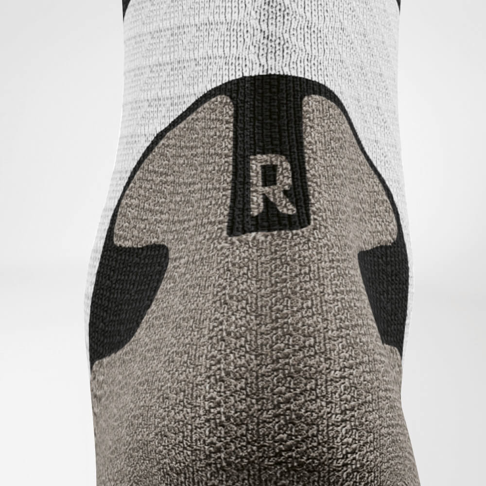 Detailed view of the Achilles' area of ​​the black -white trail run - running socks