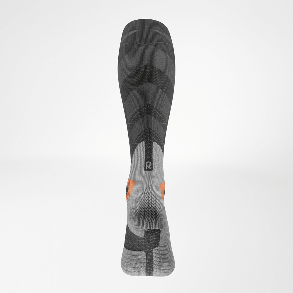 Stability you can feel – with every turn Rear view of the compression ski sock featuring a visible “R” label. The line pattern highlights graduated compression and adds a sporty touch.