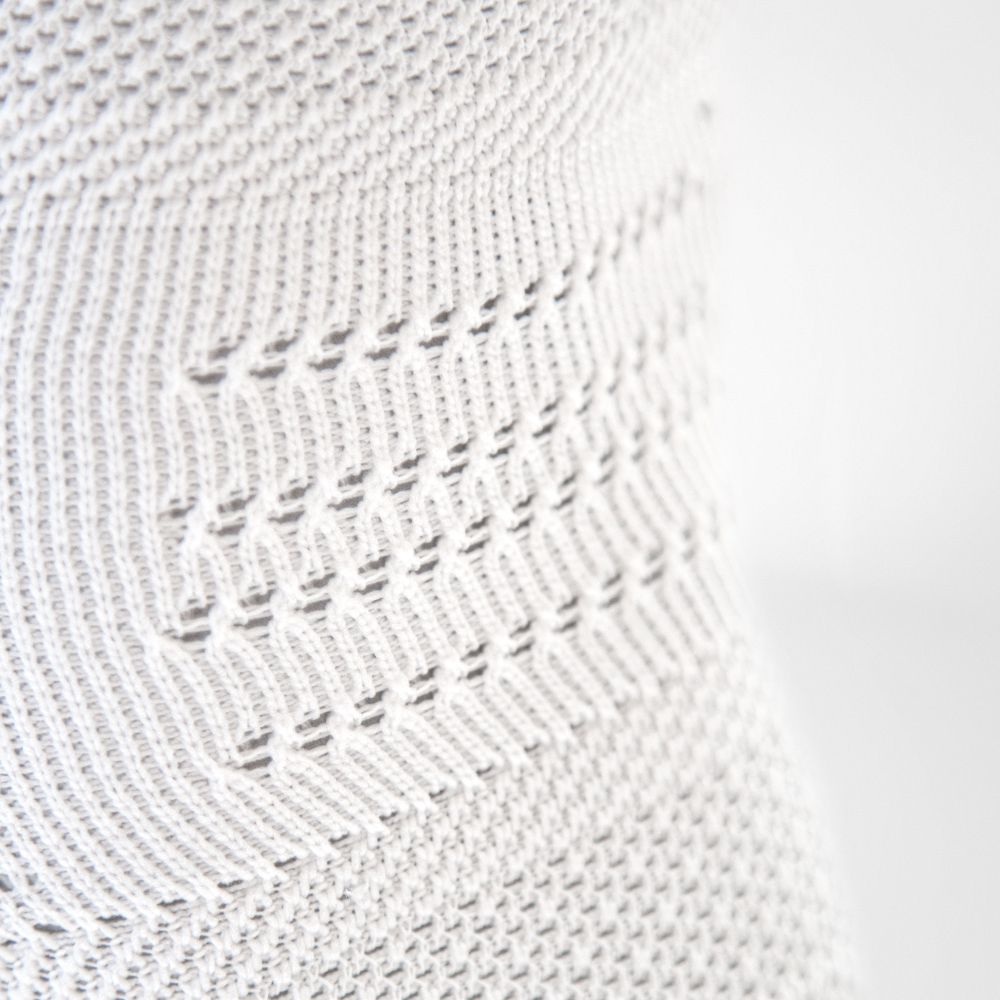 Knee support nba white detail knit Detailed view of the breathable knitting in the knee of the white knee tandage for the sports NBA version