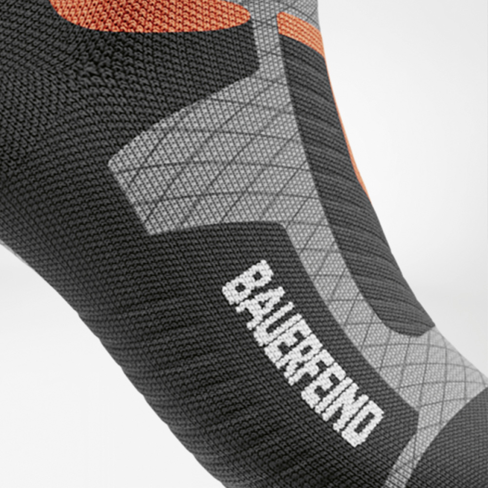 Performance you can see – BAUERFEIND support in every step Lateral close-up of the women's ski compression sock foot section with visible BAUERFEIND logo and ergonomic knit zones for enhanced grip.