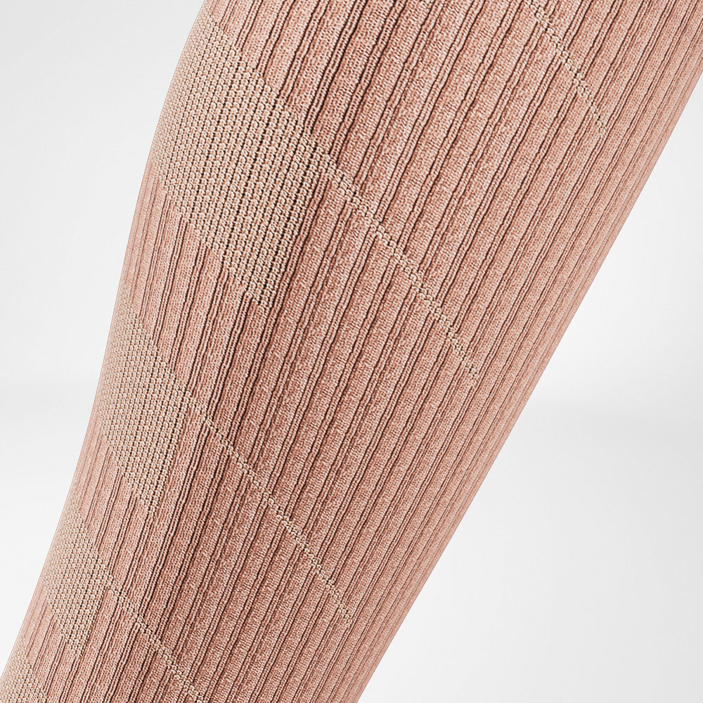 Detailed view of the calf area of ​​the purple -orange trail run - running socks