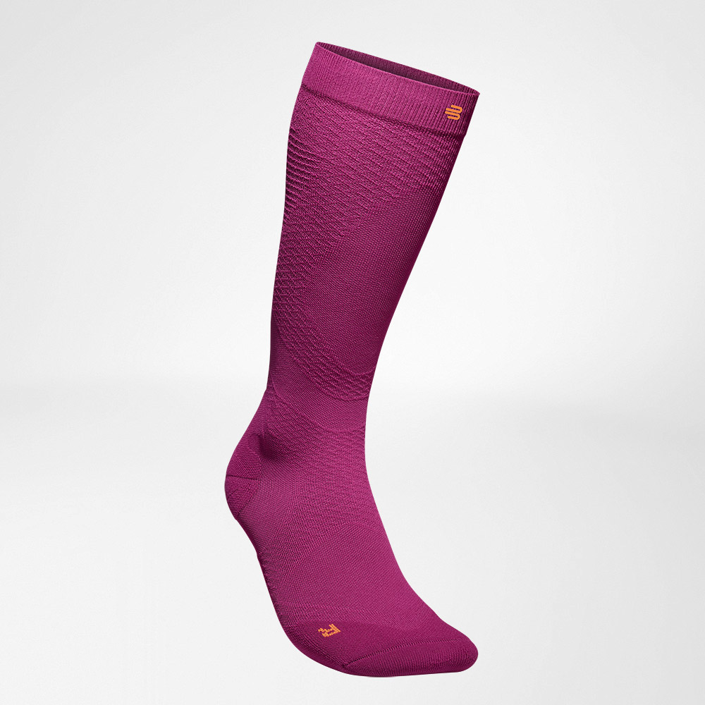 Compression socks Sport Ultralight Berry front view diagonally Lateral front view of the pink -colored airy knitted compression socks to run