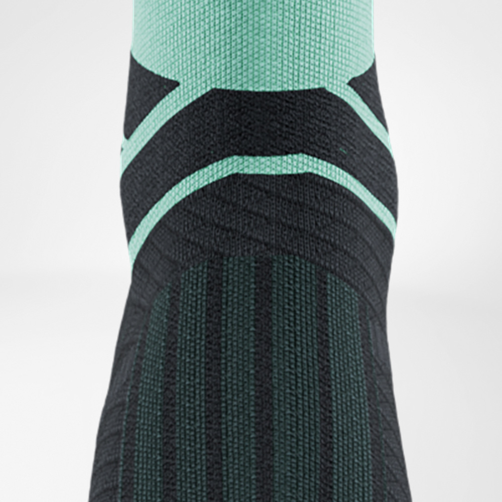 Close-up of the Run Performance Midcut Socks in mint with black pattern. The image shows the instep and ankle transition area, highlighting the snug knit structure for support and breathability.