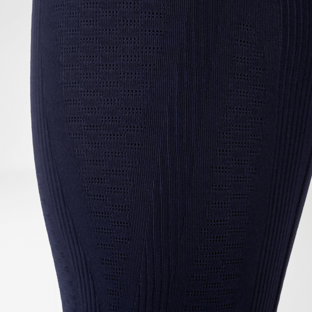 Compression shorts with 3D power dots and targeted compression. Close-up of compression trousers with 3D power dots and targeted compression technology.