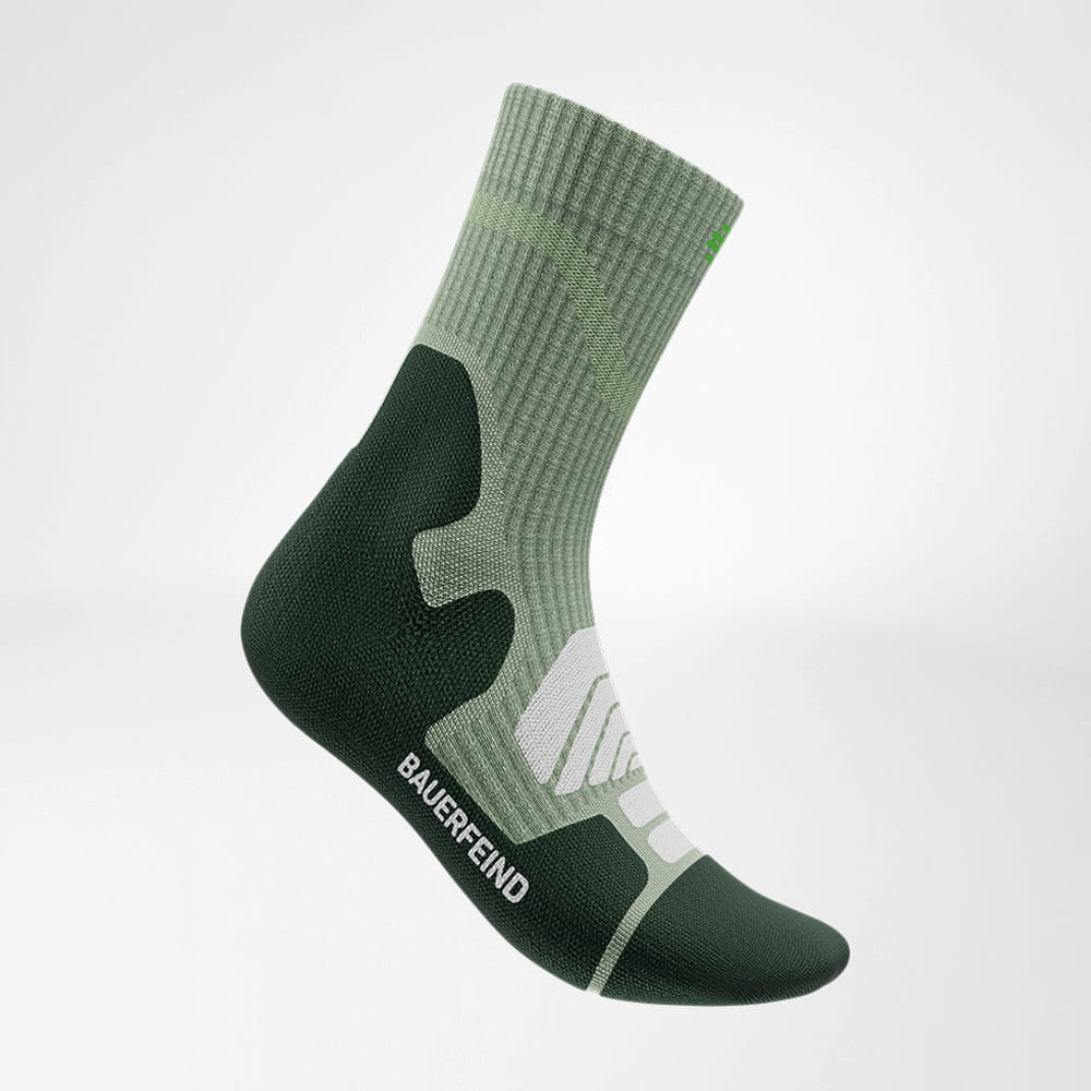 Ein Statement für Performance und Stil! Gesamtansicht der Merino Outdoor Socks in einem dynamischen Granat-Farbton. Das ergonomische Design und die Merino-Wolltechnologie garantieren Komfort und Schutz bei allen Aktivitäten.