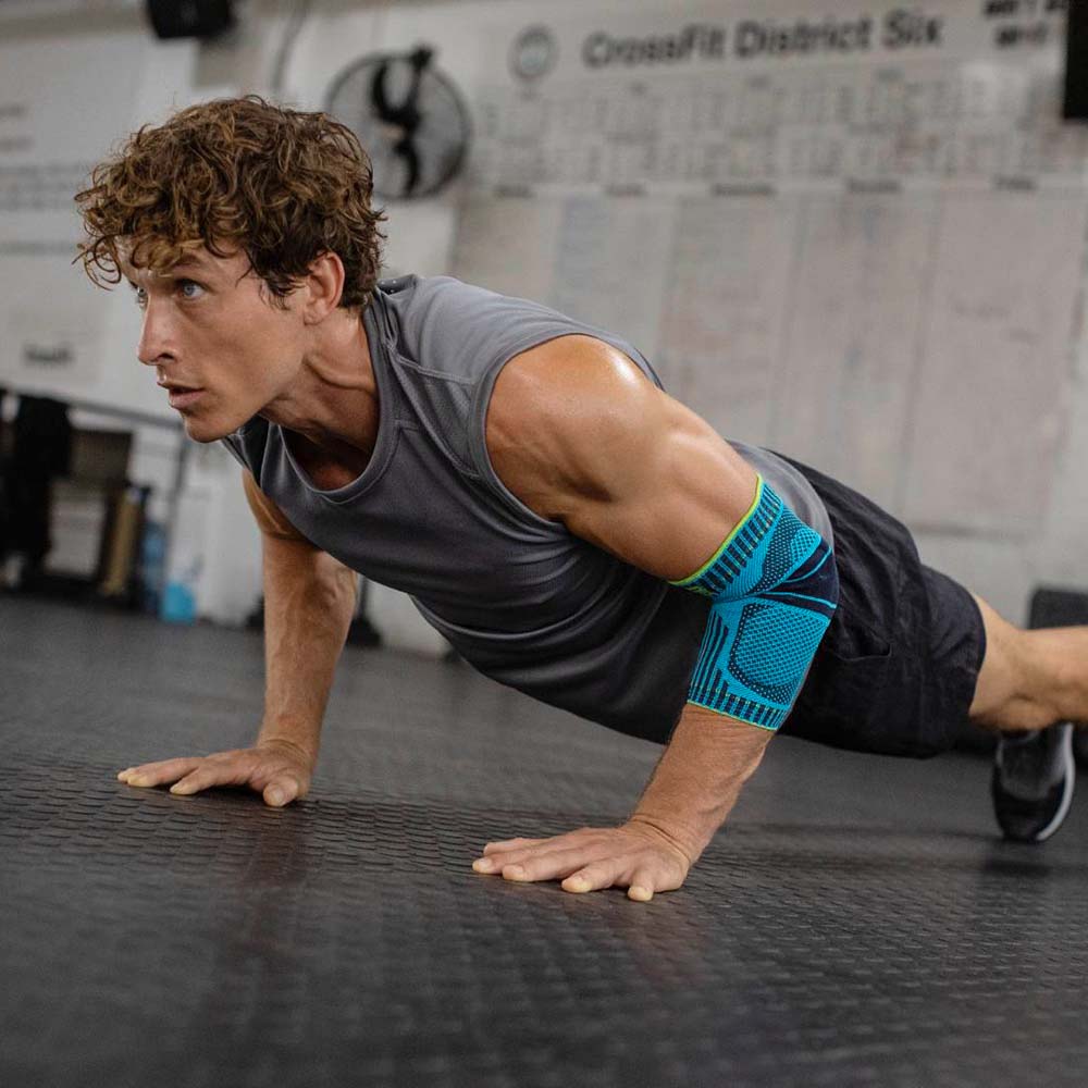 Ellenbogen bandage at fitness Young man does push-ups in a gym and wears an elbow bandage in Rivera
