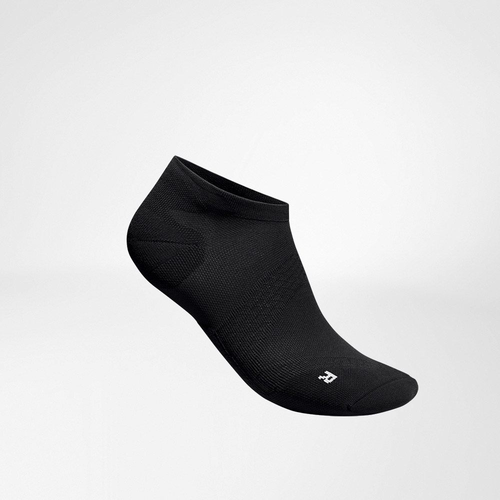 Lateral complete view of the black short, light running sock