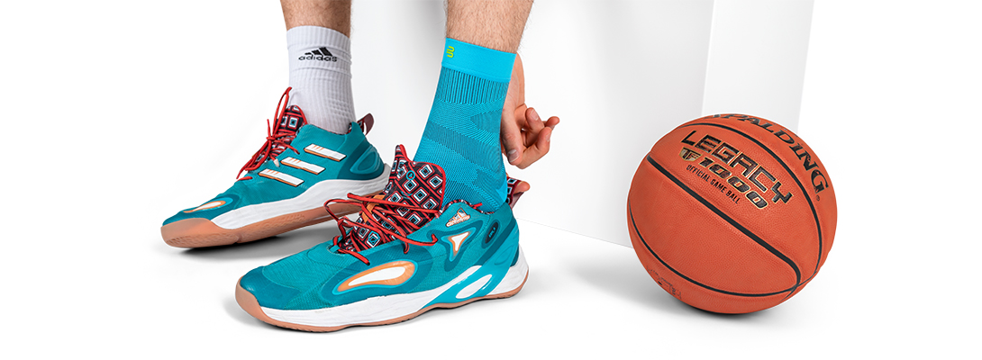 Zoom on legs which Sleeves wears for basketball