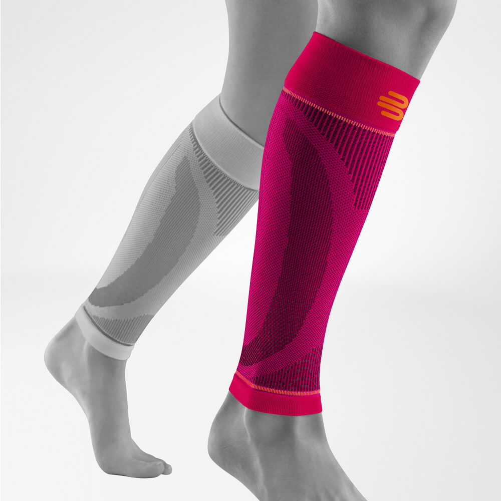 Waden Sleeves Pink front slanted Complete view of the pink lower legs Sport Sleeves on the stylized gray leg