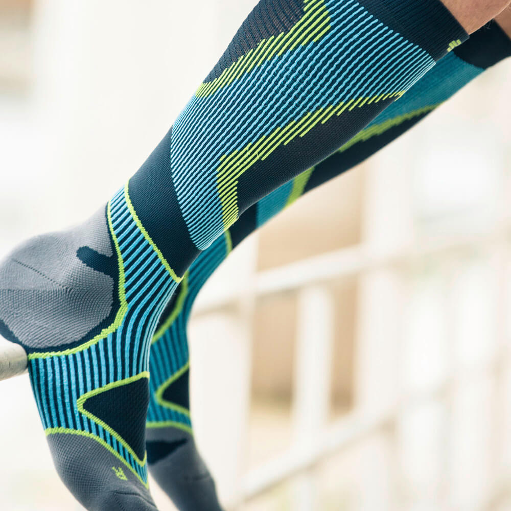 Run-Performance-Compression-Socks_closeup-grey-blue-on-railing_running_Bauerfeind-Sports.jpg Run-Performance-Compression-Socks_closeup-grey-blue-on-railing_running_Bauerfeind-Sports.jpg