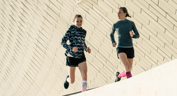 Marathon Training Schedule Anna & Lisa Hahner Running Next to Museum Lisbon